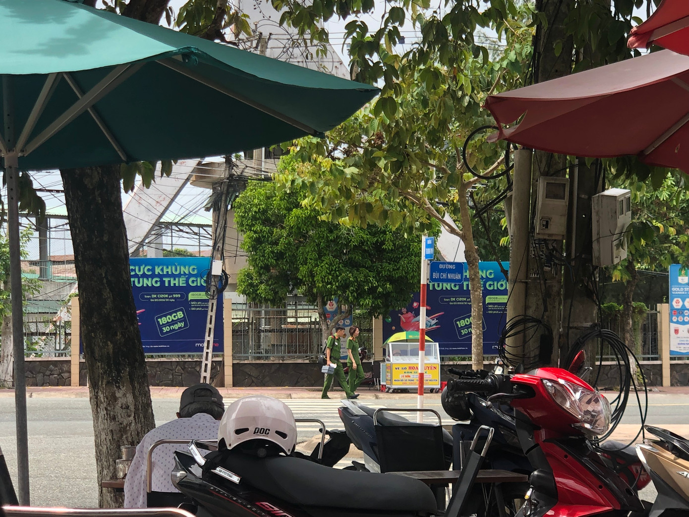 Công an khám nghiệm khu vực chị H bán vé số. Công an khám nghiệm khu vực chị H bán vé số.