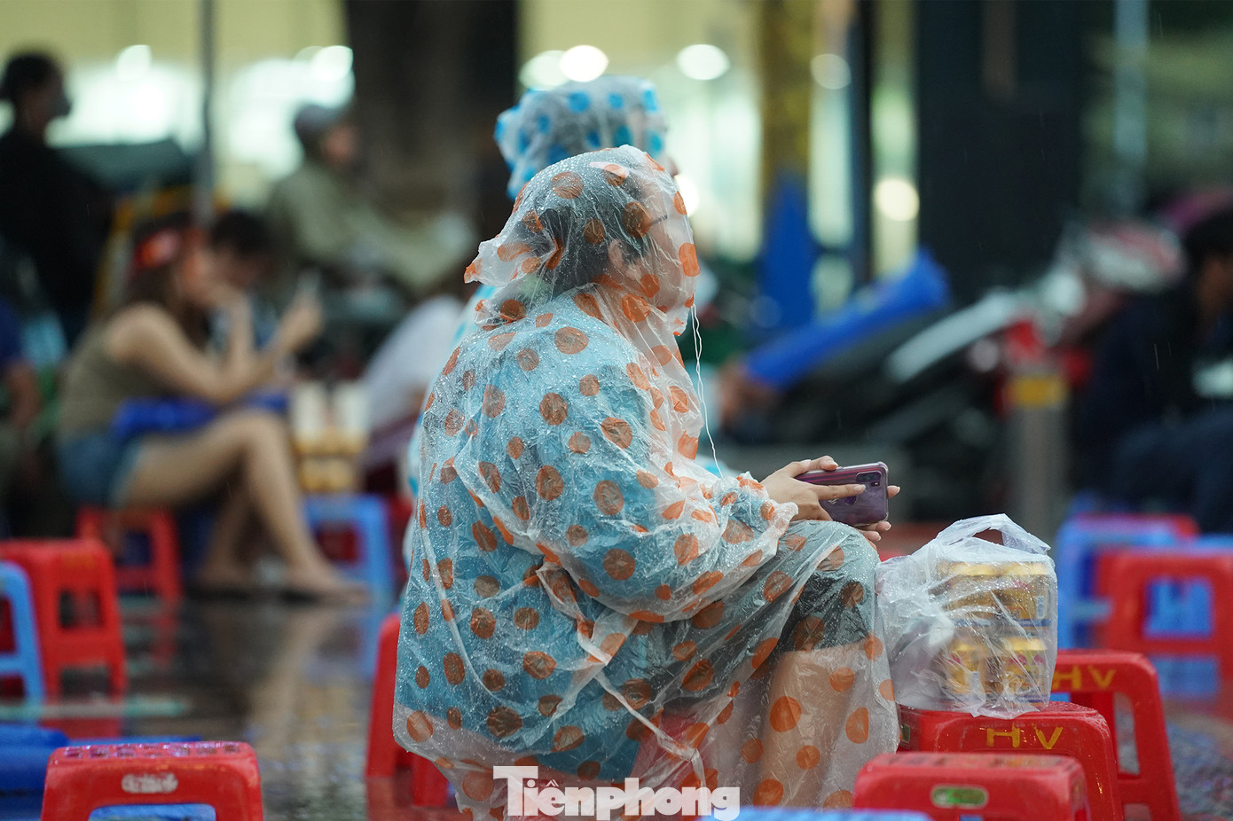 Cơn mưa lớn và số ít cổ động viên không thể tạo nên bầu không khí cuồng nhiệt thường thấy nhưng đổi lại là hình ảnh xúc động về tình cảm của người hâm mộ dành cho đội tuyển. Cơn mưa lớn và số ít cổ động viên không thể tạo nên bầu không khí cuồng nhiệt thường thấy nhưng đổi lại là hình ảnh xúc động về tình cảm của người hâm mộ dành cho đội tuyển.