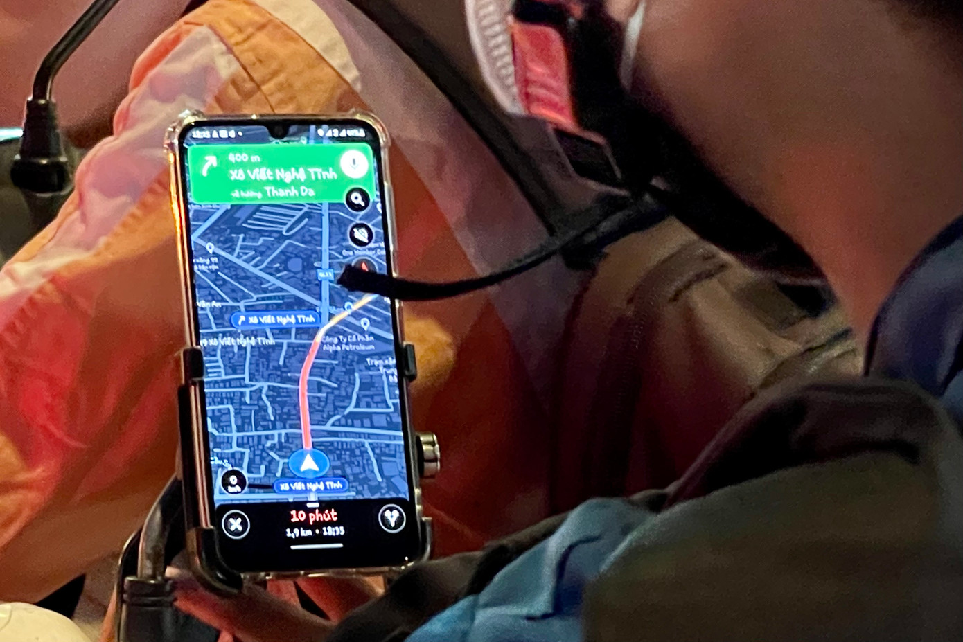 Bản đồ trên điện thoại của một nhân viên giao hàng báo đỏ rực nút giao bến xe Miền Đông cũ. Bản đồ trên điện thoại của một nhân viên giao hàng báo đỏ rực nút giao bến xe Miền Đông cũ.