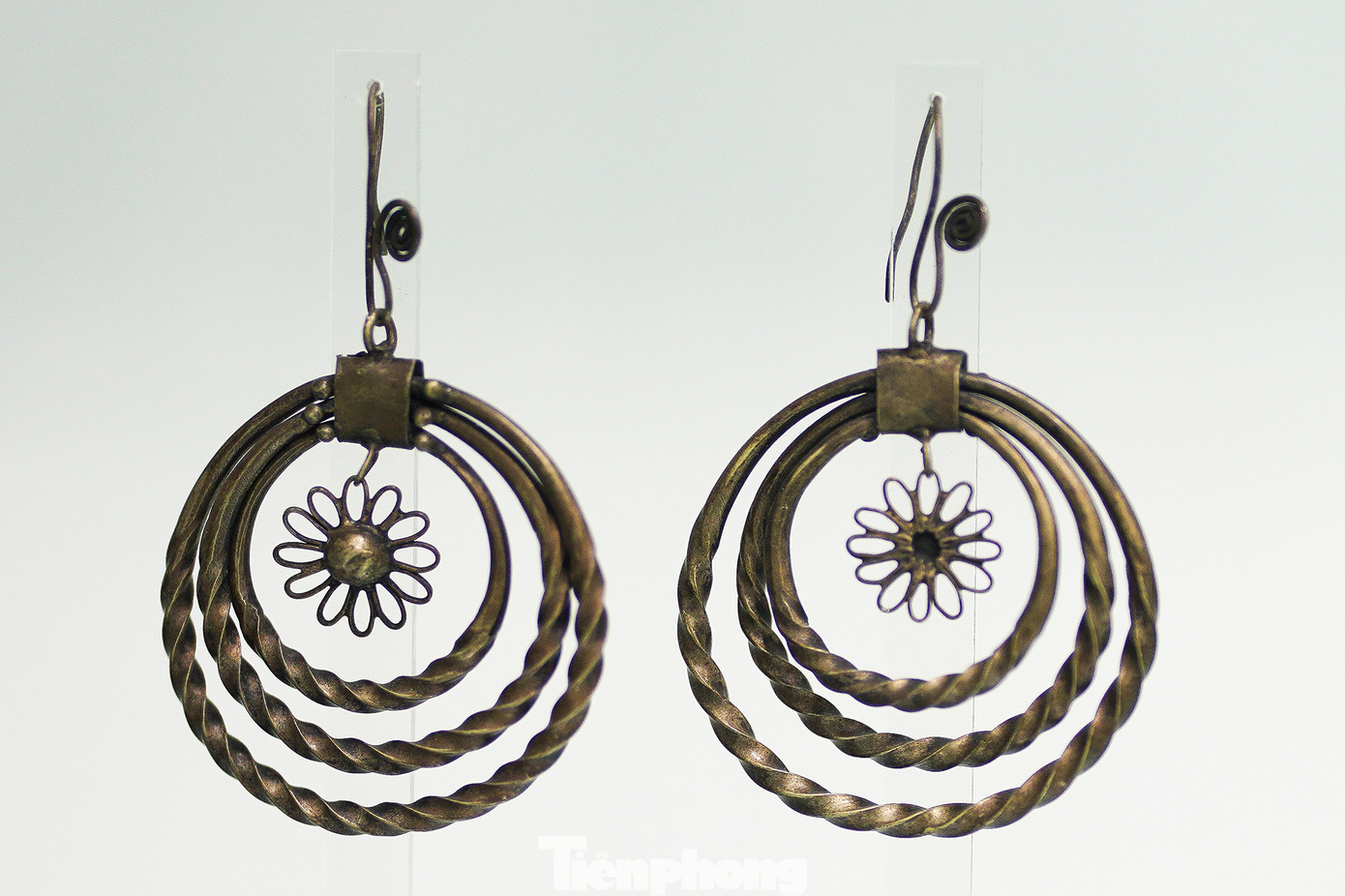 Dân tộc Pu Péo chỉ thống kê được 903 người vào năm 2019 nhưng trình độ làm trang sức thì được giới sưu tập đánh giá cao. Người Pu Péo sống dọc biên giới Việt - Trung, sử dụng ngôn ngữ Kra hệ Tai-Kadai.