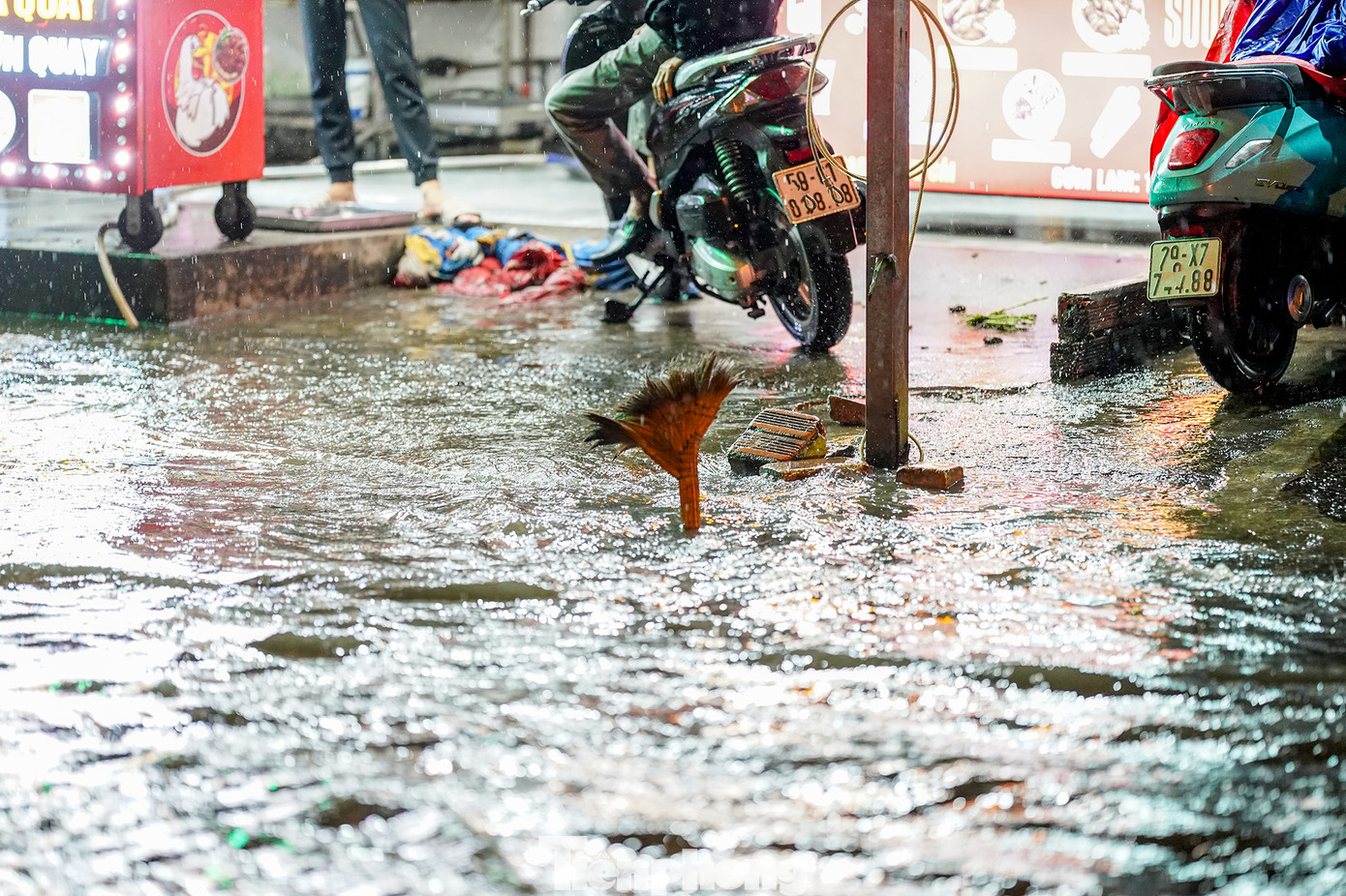 Người dân cắm cây chổi đánh dấu miệng cống.