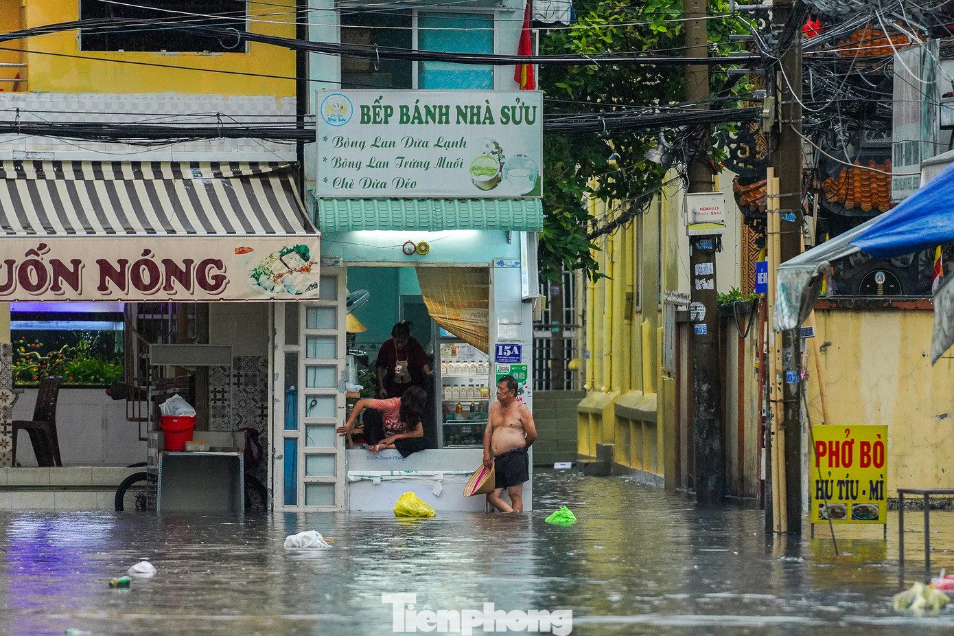 Đơn vị thoát nước TP Thủ Đức tổ chức dọn rác, khơi thông cống rãnh để nhanh thoát nước. Đơn vị thoát nước TP Thủ Đức tổ chức dọn rác, khơi thông cống rãnh để nhanh thoát nước.