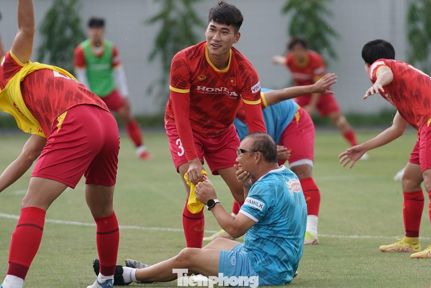 Tình huống bất ngờ khiến Nhâm Mạnh Dũng khá bối rối.