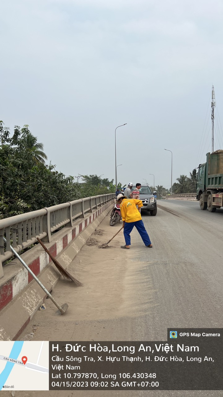 Công nhân các đơn vị kinh doanh bãi cát dọn dẹp vệ sinh mặt đường.