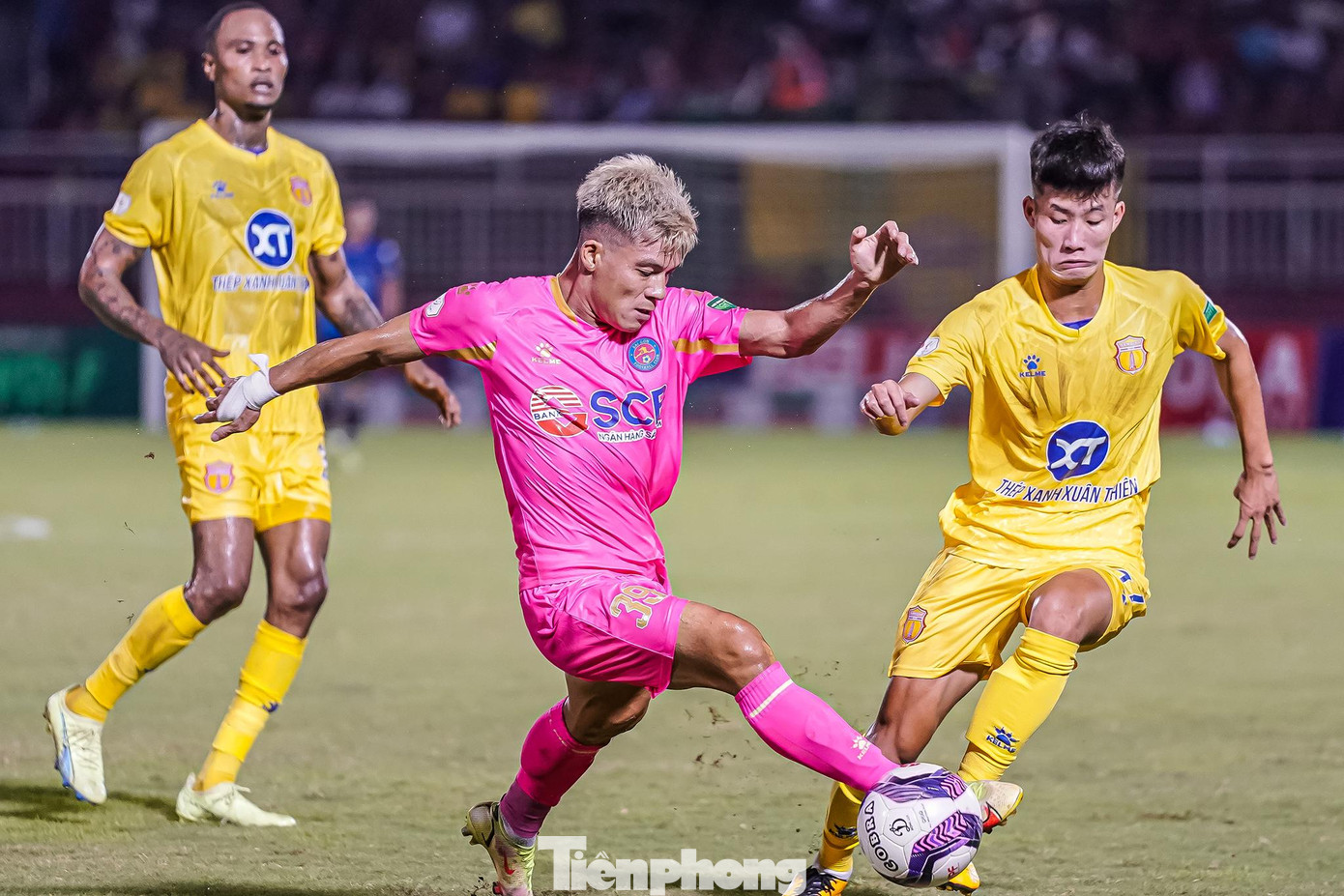 Không chỉ chủ nhà, ngay Nam Định cũng rất muốn thắng bởi đây được xem là trận cầu 6 điểm giữa hai đội bóng ở nhóm đáy bảng, nếu thắng họ sẽ cải thiện khá lớn trên bảng xếp hạng.