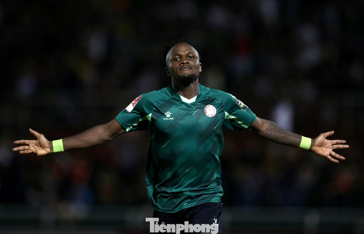 Đầu hiệp 2, trong một pha đón bóng hụt của Duy Mạnh đã tạo cơ hội cho Mansaray nhận bóng rồi thoát xuống đối mặt thủ môn Tấn Trường cân bằng tỷ số 1-1 cho đội nhà.