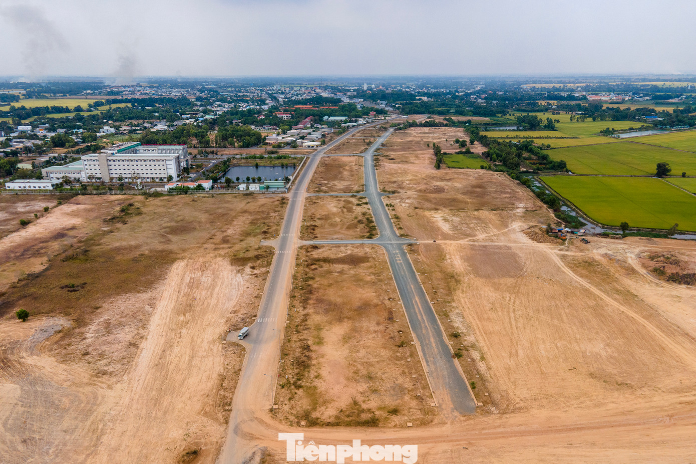 Thanh tra Bộ Xây dựng đề nghị UBND tỉnh Long An, Sở Xây dựng, UBND TP.Tân An, UBND TX.Kiến Tường và UBND các huyện Bến Lức, Đức Hòa tổ chức kiểm điểm trách nhiệm theo quy định của pháp luật đối với cơ quan, tổ chức, cá nhân có liên quan thuộc diện quản lý để xảy ra các tồn tại, vi phạm theo nội dung kết luận thanh tra. Đồng thời, đề nghị UBND tỉnh Long An chỉ đạo Sở Xây dựng tỉnh, UBND cấp huyện và các cơ quan liên rà soát, điều chỉnh, bổ sung quỹ đất dành để phát triển nhà ở xã hội trong quy hoạch phân khu, quy hoạch chi tiết đô thị, quy hoạch phát triển khu công nghiệp trên địa bàn tỉnh Long An.