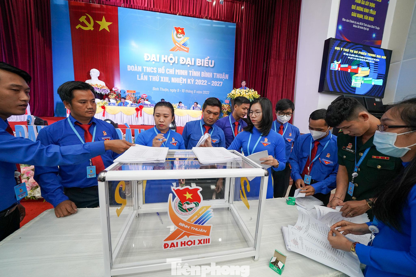 Công tác kiểm phiếu diễn ra công khai, dân chủ, minh bạch. Công tác kiểm phiếu diễn ra công khai, dân chủ, minh bạch.