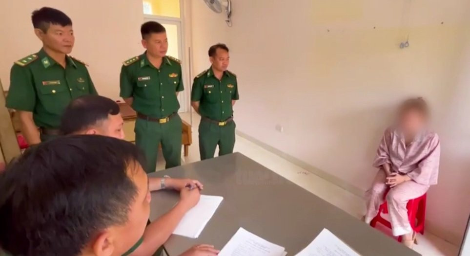 Đối tượng Nguyễn Thị Mai trả lời với cơ quan chức năng về hành vi của mình.