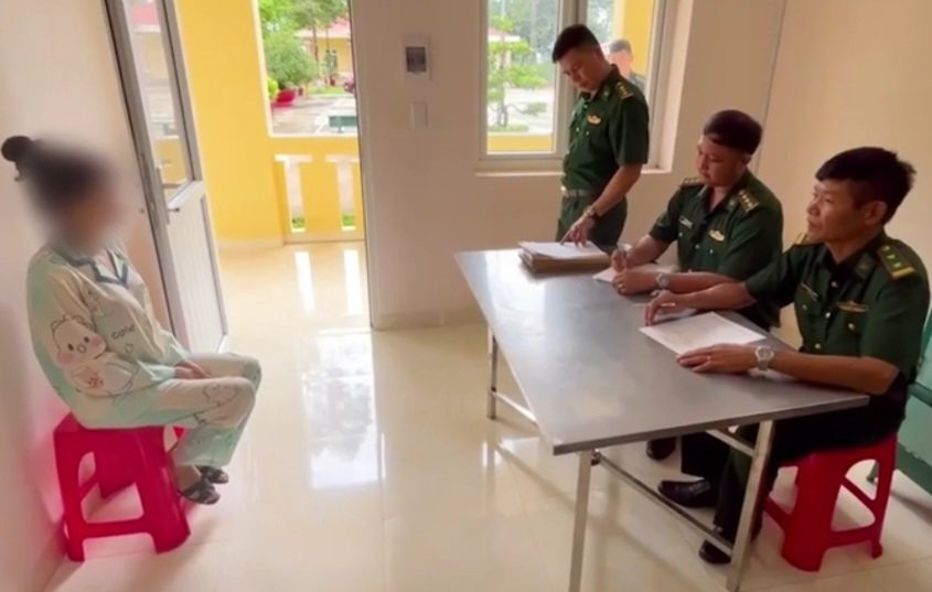 Đối tượng Võ Thúy Liễu đang khai với BĐBP.