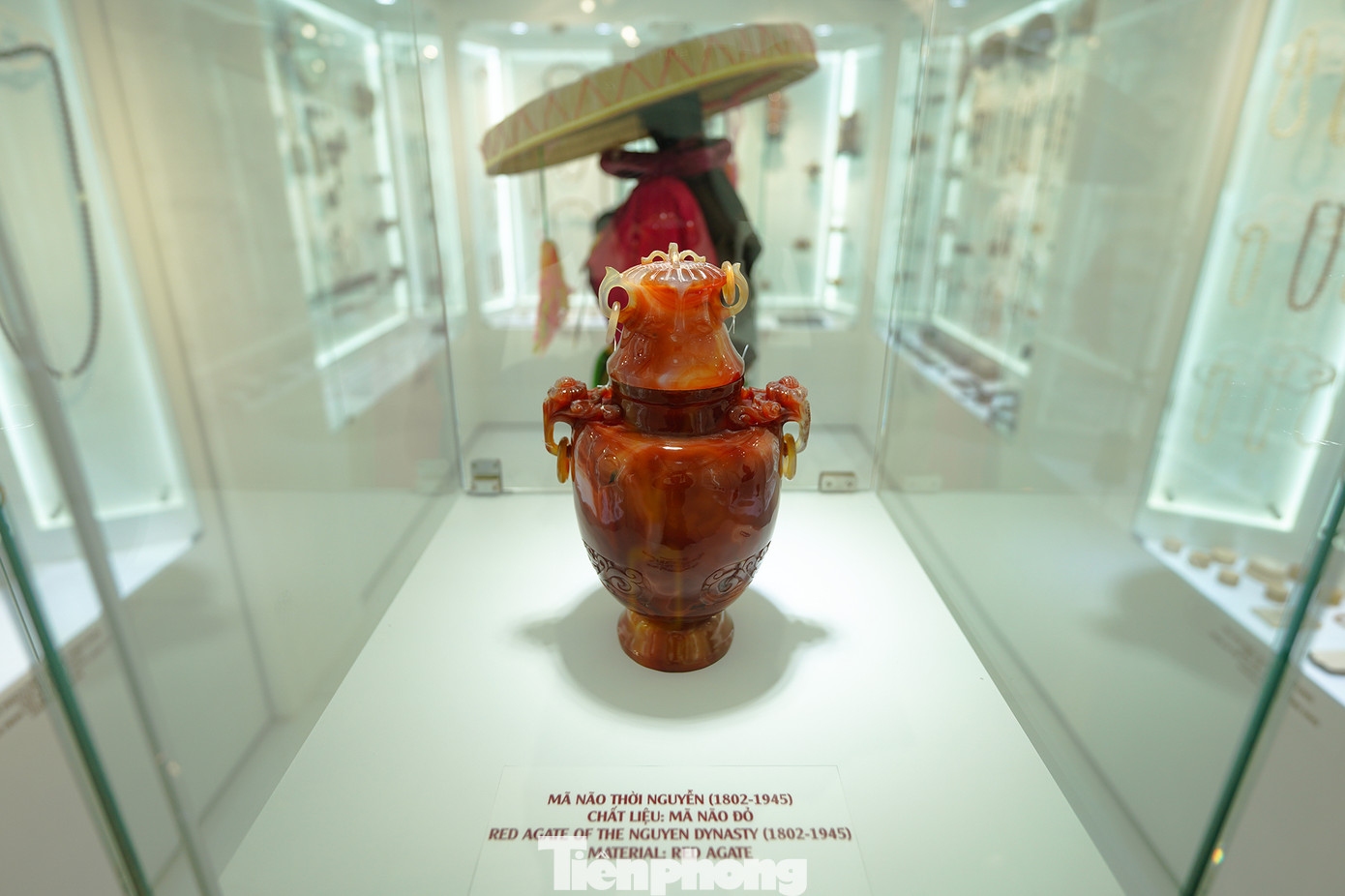 Bộ sưu tập trang sức, vật trang trí của người Kinh chiếm số lượng đồ sộ. Nhà Nguyễn là triều đại quân chủ cuối cùng trong lịch sử Việt Nam, tồn tại trong 143 năm, được thành lập sau khi Nguyễn Ánh (vua Gia Long) lên ngôi hoàng đế năm 1802 và vua Bảo Đại thoái vị năm 1945. Triều Nguyễn đánh dấu một giai đoạn lịch sử đầy biến động của Việt Nam, đặc biệt là cuộc xâm lược của người Pháp vào giữa thế kỷ 19. Hàng nghìn cổ vật trưng bày trong hai bảo tàng được ông Đỗ Hùng sưu tầm và mua lại từ nhiều nguồn sưu tầm khác nhau.