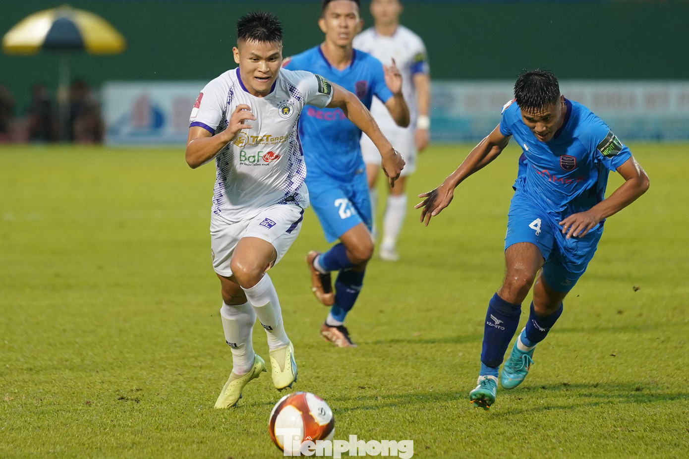 Trong cuộc đua trên bảng xếp hạng, B.Bình Dương đang thực sự cho thấy dấu hiệu "hụt hơi" mặc dù đã đổi tướng. Trong cuộc đua trên bảng xếp hạng, B.Bình Dương đang thực sự cho thấy dấu hiệu "hụt hơi" mặc dù đã đổi tướng.