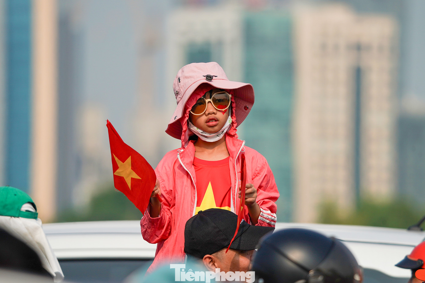 Người dân háo hức chờ đón màn trình diễn của các phi đội. Người dân háo hức chờ đón màn trình diễn của các phi đội.