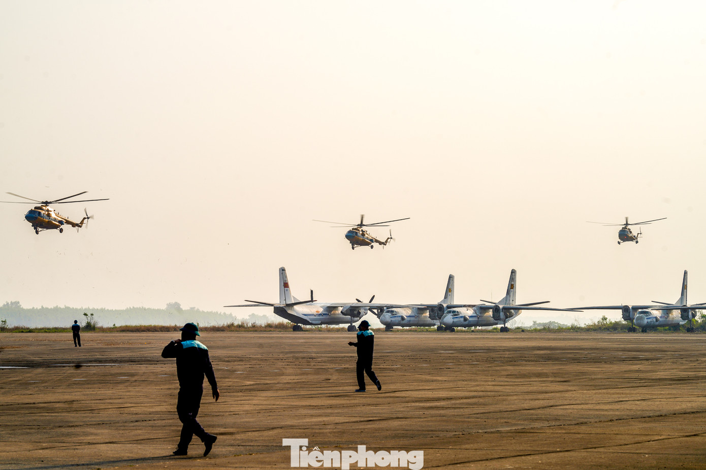 Ban bay phi đội trực thăng lướt qua bãi đỗ.