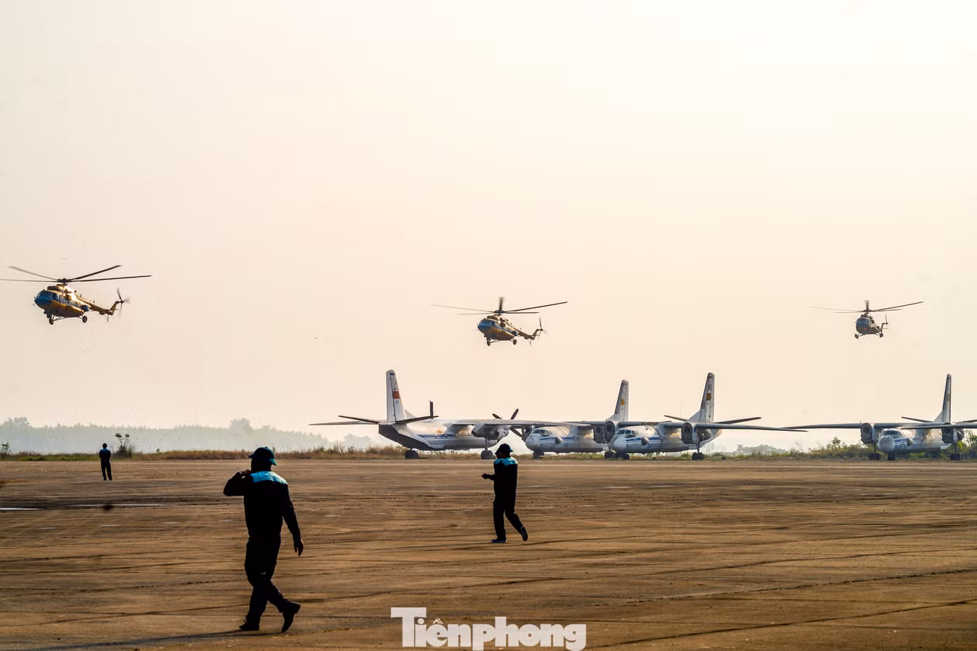 Ban bay phi đội trực thăng lướt qua bãi đỗ.