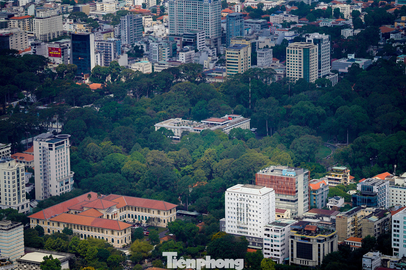 Hội trường Thống Nhất nấp sau những hàng cây. Các phi công thuộc Trung đoàn trực thăng 917 và 930 bay hợp luyện trước khi trình diễn tại lễ diễu binh tại TPHCM.