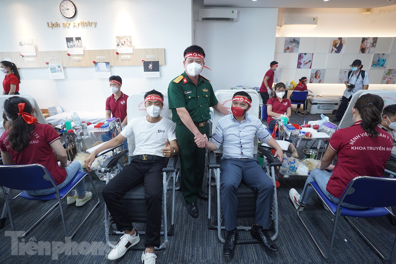 Từ năm 2020 đến nay Amway Việt Nam cùng báo Tiền Phong đã phối hợp thực hiện 5 chương trình Chủ nhật Đỏ trên toàn quốc. Trong đó, năm đầu tiên tham gia (năm 2020), Amway Việt Nam tổ chức hai chương trình Chủ Nhật Đỏ ở hai điểm cầu là TPHCM và Hà Nội, thu về hơn 500 đơn vị máu; năm 2021 cũng tổ chức hai chương trình thu hút hơn 500 người tham dự và thu về 400 đơn vị máu, bổ sung vào ngân hàng máu quốc gia.