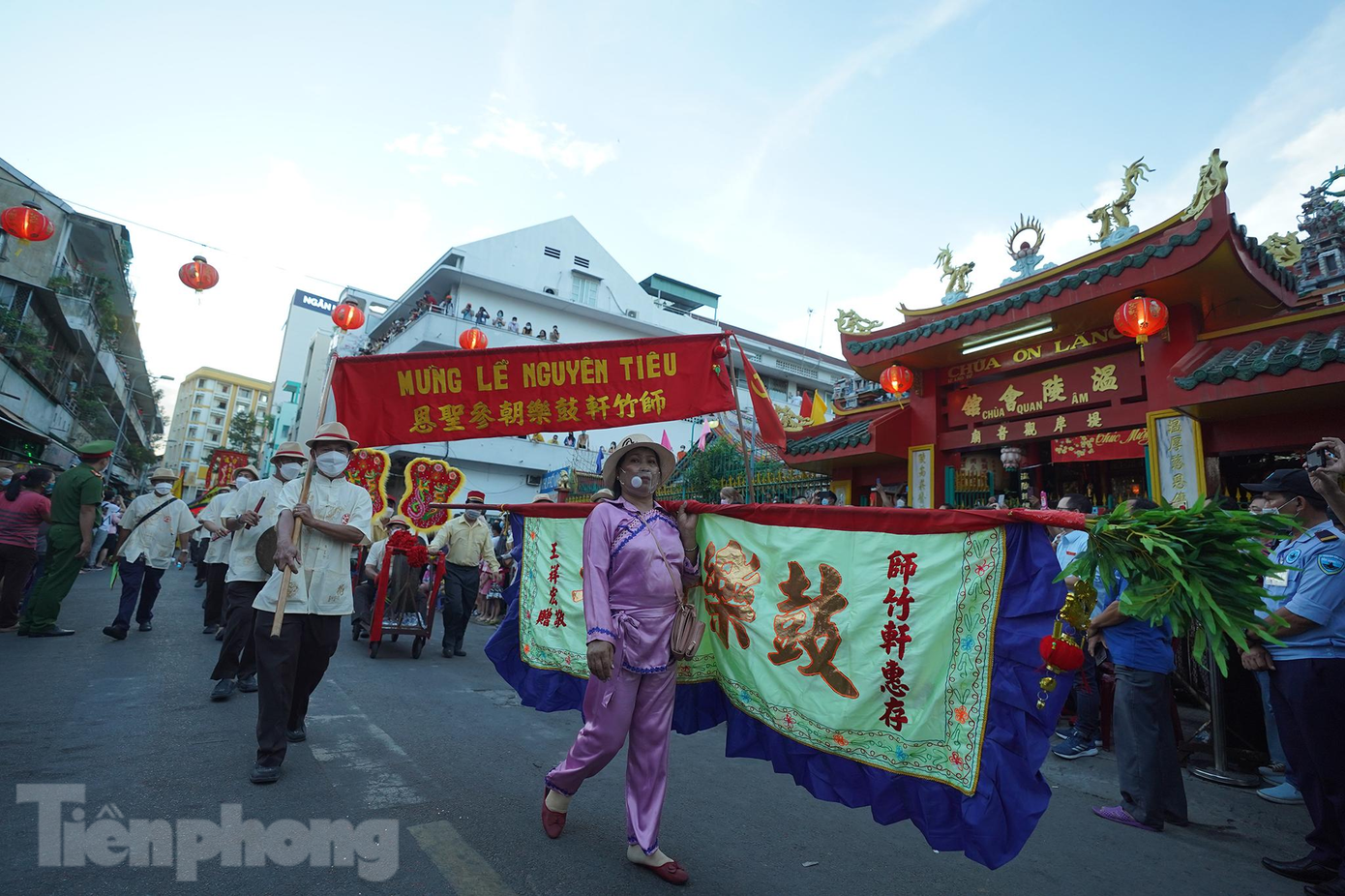 Vào dịp Tết Nguyên tiêu, các đường phố khu vực Chợ Lớn ở quận 5 đông nghẹt người, nhất là các hội quán như Tuệ Thành, Nghĩa An, Quỳnh Phủ,… Tiếng chiêng trống, kèn, nhạc như náo nức say mê thúc giục mọi người vui chơi hết mình. Những màu sắc rực rỡ của trang trí, cờ phướn, áo quần làm rực cả khu phố. Vào dịp Tết Nguyên tiêu, các đường phố khu vực Chợ Lớn ở quận 5 đông nghẹt người, nhất là các hội quán như Tuệ Thành, Nghĩa An, Quỳnh Phủ,… Tiếng chiêng trống, kèn, nhạc như náo nức say mê thúc giục mọi người vui chơi hết mình. Những màu sắc rực rỡ của trang trí, cờ phướn, áo quần làm rực cả khu phố.