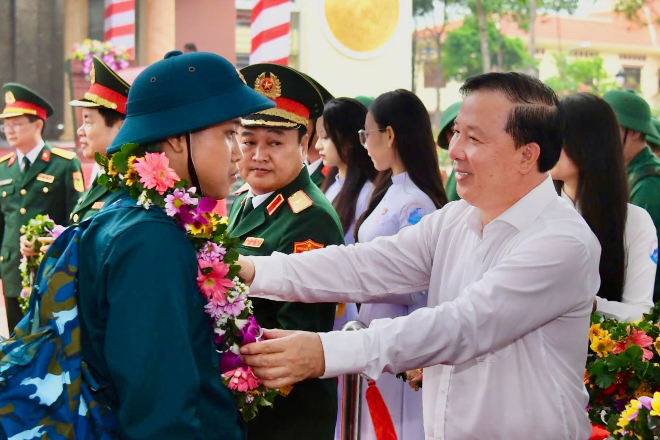 Lãnh đạo địa phương động viên tân binh lên đường nhập ngũ. Ảnh: Biện Cường