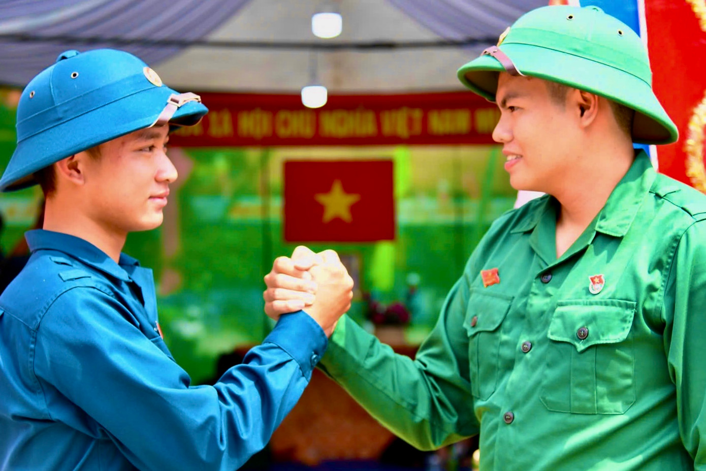 Tân binh thể hiện sự quyết tâm trước khi bước vào quân ngũ. Ảnh: Biện Cường