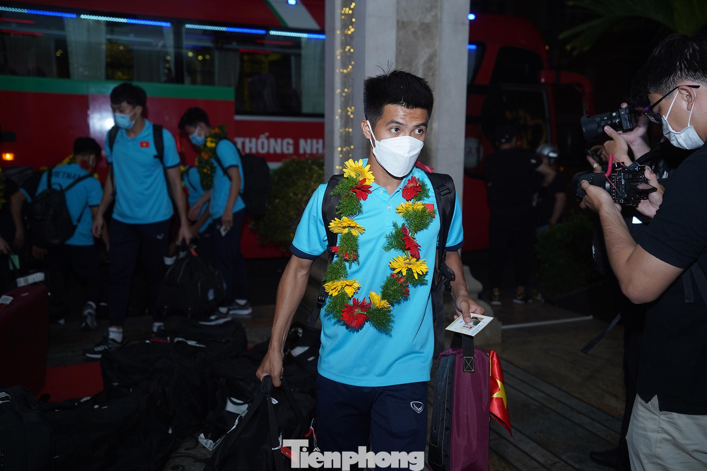 Cầu thủ Nguyễn Trung Thành nhận hành lý vào khách sạn.