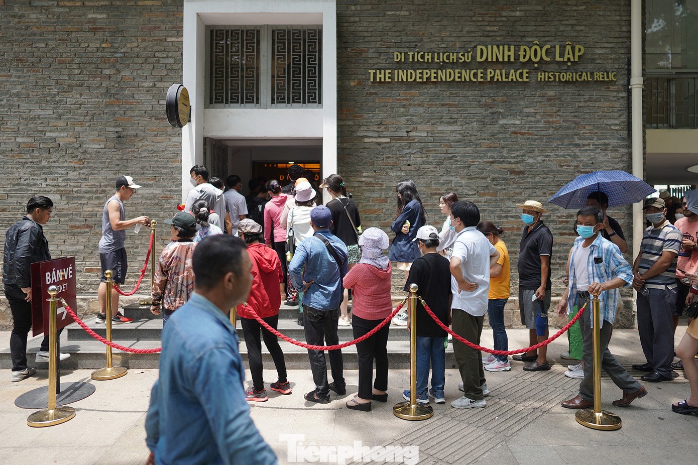 Nhiều người dân kiên nhẫn đội nắng chờ mua vé giữa thời tiết nóng bức.