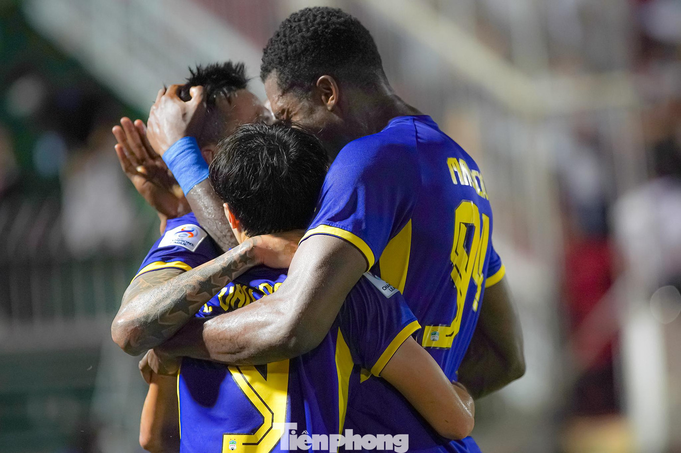 Sau bàn gỡ, HAGL càng chơi càng hưng phấn.