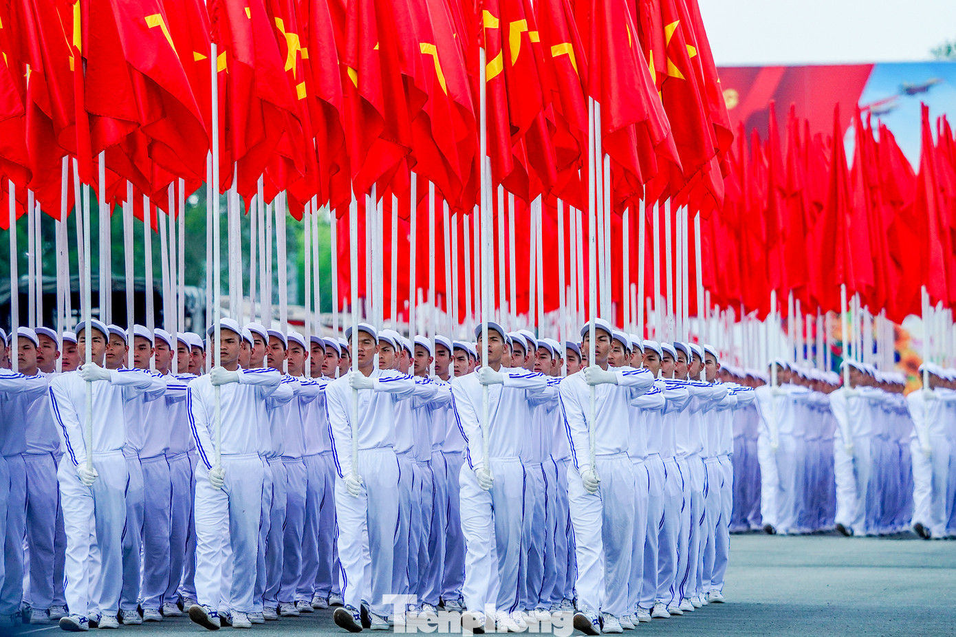 Những bước chân đều tăm tắp theo tiếng nhạc của Khối Hồng kỳ.