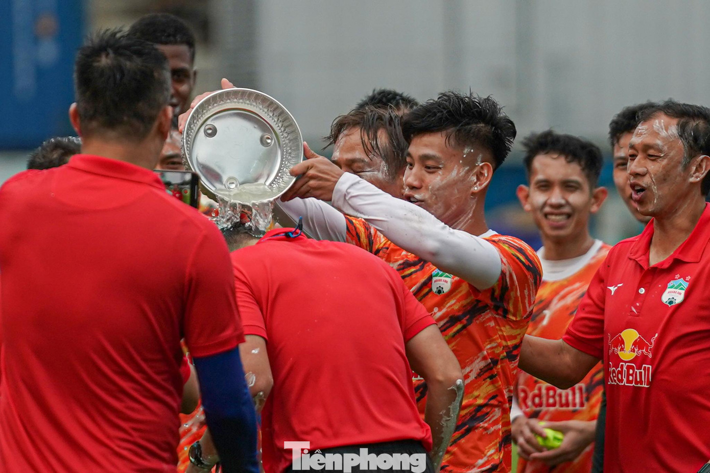 Sau buổi tập ngày 13/4, các cầu thủ HAGL đã cùng nhau tổ chức một lễ hội té nước đặc biệt theo phong tục người Thái, như một cách chung vui cùng người thầy. Và nhân vật được tưới đẫm nhất trên sân Quân khu 7 là HLV Kiatisuk, chính hậu vệ Văn Thanh dùng chậu để té nước người thầy trong buổi tập đầy tiếng cười.