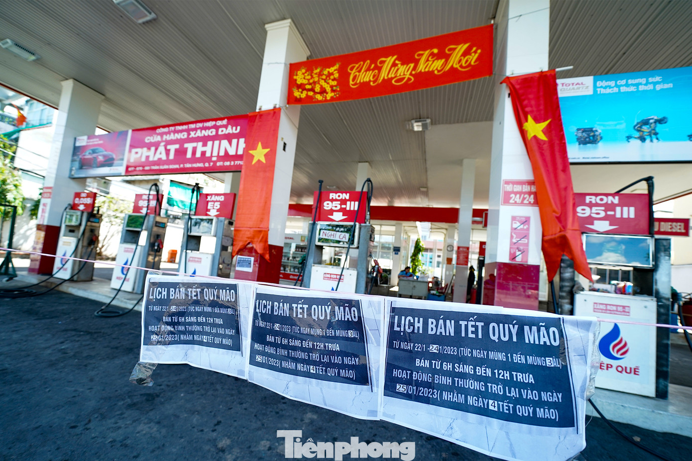 Hình ảnh ghi nhận lúc 13h. Cây xăng này chỉ bán từ 6h đến 12h từ mùng 1 đến mùng 3 Tết. Tại thời điểm ghi nhận, bên trong cây xăng vẫn còn nhân viên trực. Nhiều người dân quẹo vào thấy đã giăng dây nên phải chạy đi nơi khác đổ xăng Hình ảnh ghi nhận lúc 13h. Cây xăng này chỉ bán từ 6h đến 12h từ mùng 1 đến mùng 3 Tết. Tại thời điểm ghi nhận, bên trong cây xăng vẫn còn nhân viên trực. Nhiều người dân quẹo vào thấy đã giăng dây nên phải chạy đi nơi khác đổ xăng