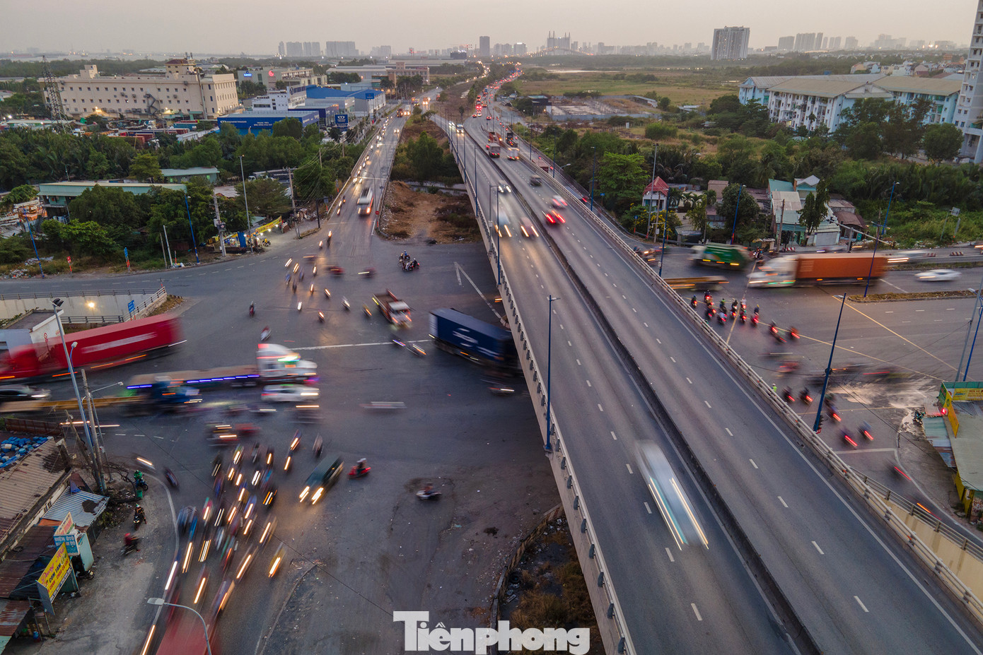 18h, dòng xe máy quay cuồng len lỏi qua dòng xe &quot;siêu trường, siêu trọng&quot;.