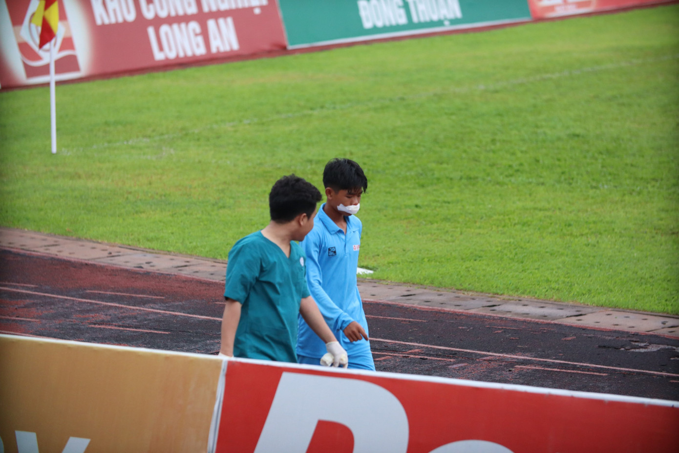 Theo quan sát, cậu bé bị chấn thương khá nặng vùng miệng. Theo quan sát, cậu bé bị chấn thương khá nặng vùng miệng.