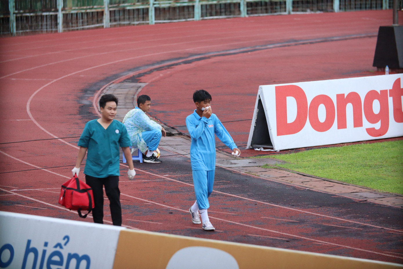 Cậu bé được trọng tài yêu cầu di chuyển vào khu vực kỹ thuật để bác sĩ chăm sóc. Cậu bé được trọng tài yêu cầu di chuyển vào khu vực kỹ thuật để bác sĩ chăm sóc.