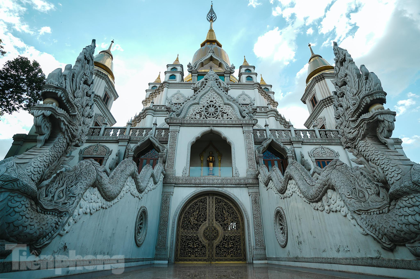 Ngoài ra, chùa Bửu Long còn mang dấu ấn văn hóa Việt được thể hiện qua nét chạm trổ cùng các bức tượng rồng. Nơi đây trở thành là ngôi chùa phiên bản Thái là điểm chụp hình yêu thích của nhiều du khách trẻ. Ngoài ra, chùa Bửu Long còn mang dấu ấn văn hóa Việt được thể hiện qua nét chạm trổ cùng các bức tượng rồng. Nơi đây trở thành là ngôi chùa phiên bản Thái là điểm chụp hình yêu thích của nhiều du khách trẻ.