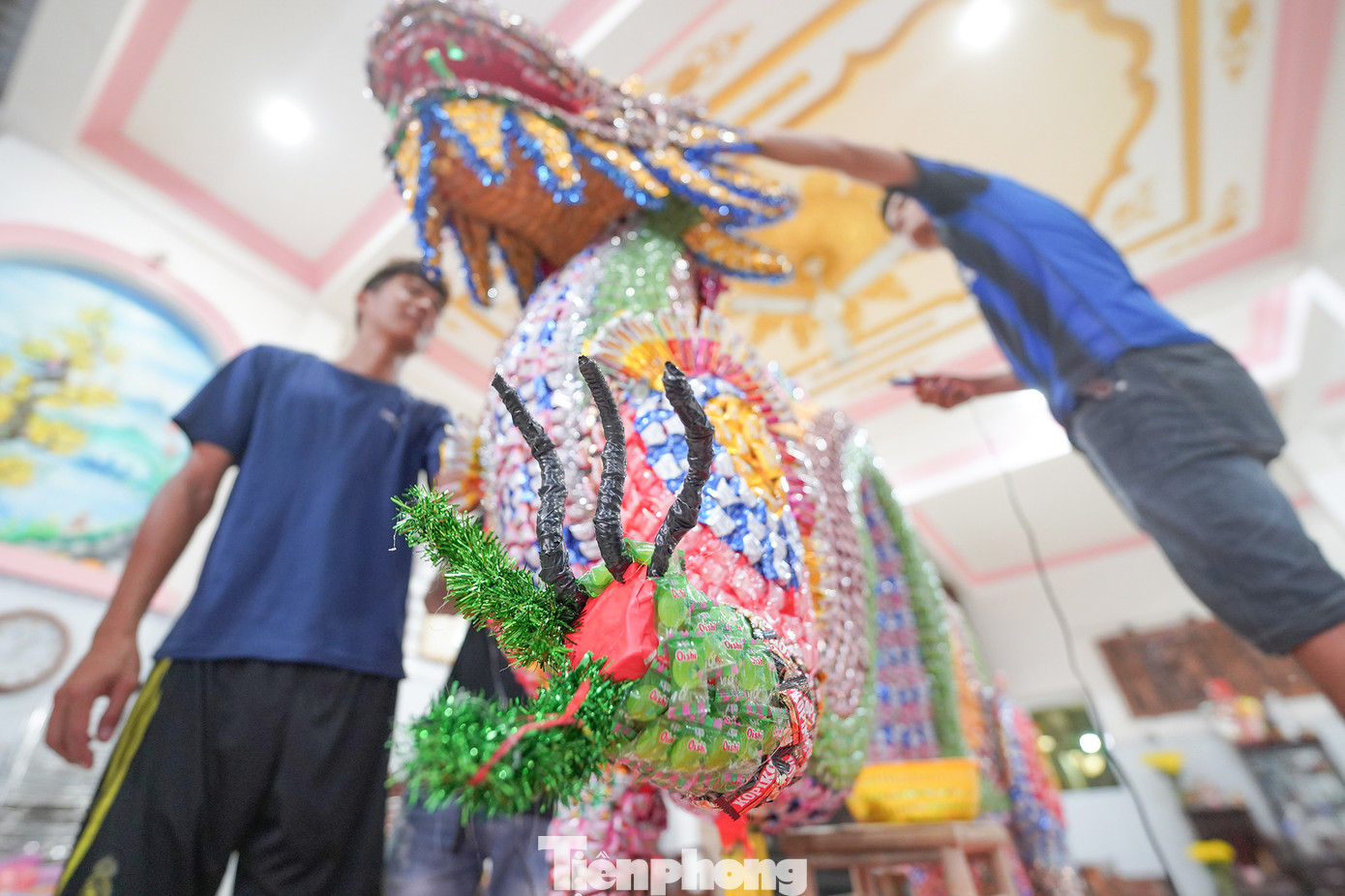 Năm nay, hộ anh Nguyễn Hoài Trung, ngụ KP 3, thị trấn Tầm Vu (huyện Châu Thành) bắt tay làm linh vật rồng bằng bánh kẹo từ mùng 6 Tết. Sau 8 ngày miệt mài với khoảng 5-7 nhân công, chú rồng hoàn thiện được khoảng 90%.