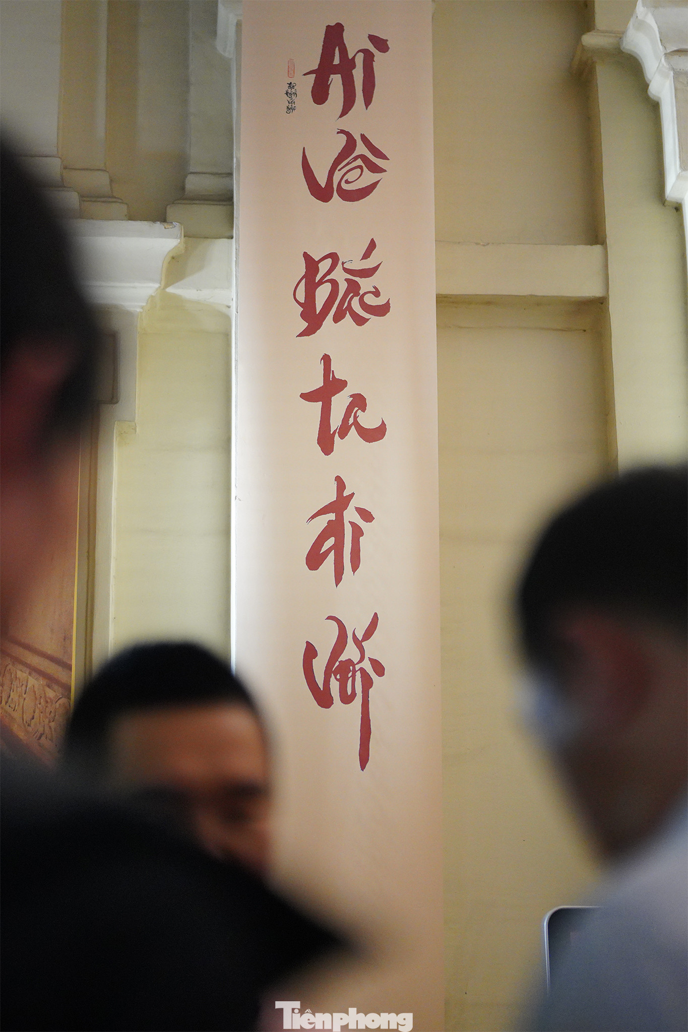 Triển lãm thu hút khá đông khách tham quan sáng 23/8. Nhiều người cho rằng cách bày trí khá độc đáo khiến những ai đến đây đều cảm nhận rõ nét không gian đậm chất kinh đô hiện diện ngay giữa trung tâm TPHCM.