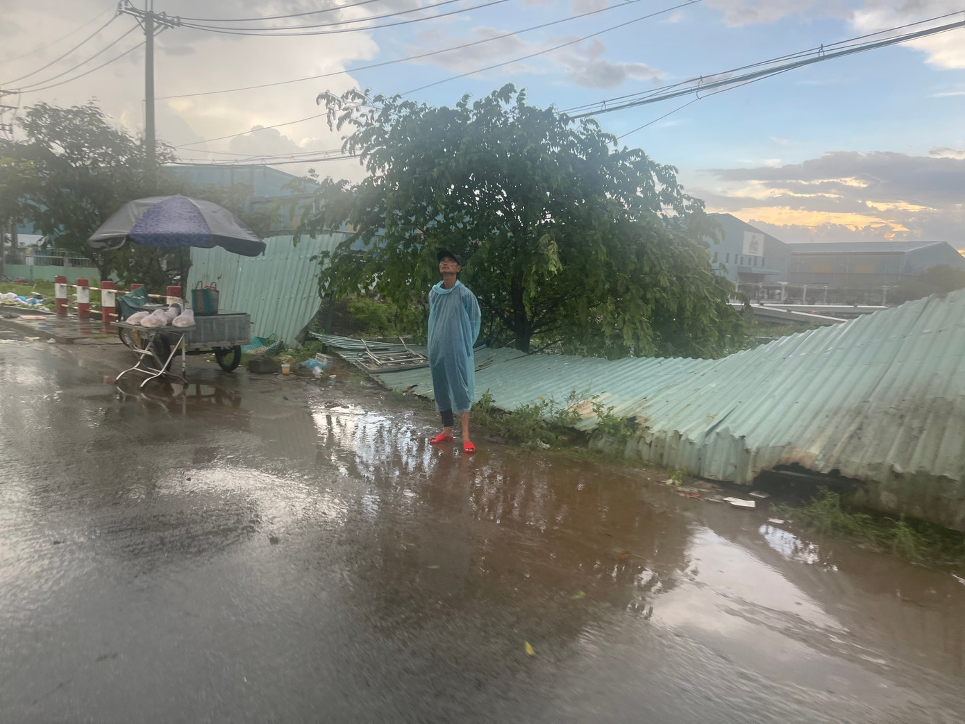 Cơn mưa kèm dông lốc khiến hàng rào công trường trong KCN Tân Bình đổ sập. Cơn mưa kèm dông lốc khiến hàng rào công trường trong KCN Tân Bình đổ sập.