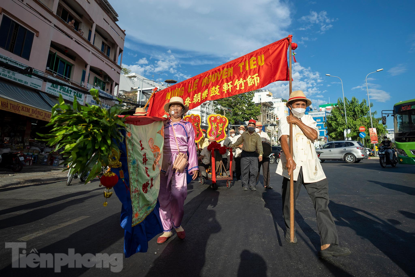 Cụ thể, chương trình diễu hành nghệ thuật đường phố diễn ra từ 16h30 – 18h30 với 800 diễn viên diễu hành qua các tuyến đường: Hải Thượng Lãn Ông – Châu Văn Liêm – Lão Tử - Lương Nhữ Học – Nguyễn Trãi – Trần Xuân Hòa – Trung tâm Văn hóa quận 5. Cụ thể, chương trình diễu hành nghệ thuật đường phố diễn ra từ 16h30 – 18h30 với 800 diễn viên diễu hành qua các tuyến đường: Hải Thượng Lãn Ông – Châu Văn Liêm – Lão Tử - Lương Nhữ Học – Nguyễn Trãi – Trần Xuân Hòa – Trung tâm Văn hóa quận 5.