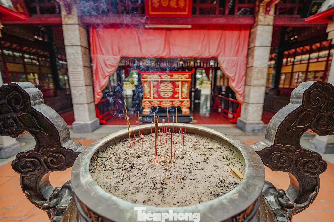 Hằng năm, tại lăng đều có tổ chức lễ giỗ Lê Văn Duyệt long trọng, vào ngày mồng 1 và 2/8 âm lịch. Lễ giỗ được cử hành theo nghi thức cấp tiểu cung đình triều Nguyễn. Khi ông mất, dân gian xem ông như một vị thần, vì vậy việc thờ cúng và tế lễ ông tại lăng mang nghi thức thờ thần và tế thần. Hằng năm, tại lăng đều có tổ chức lễ giỗ Lê Văn Duyệt long trọng, vào ngày mồng 1 và 2/8 âm lịch. Lễ giỗ được cử hành theo nghi thức cấp tiểu cung đình triều Nguyễn. Khi ông mất, dân gian xem ông như một vị thần, vì vậy việc thờ cúng và tế lễ ông tại lăng mang nghi thức thờ thần và tế thần.