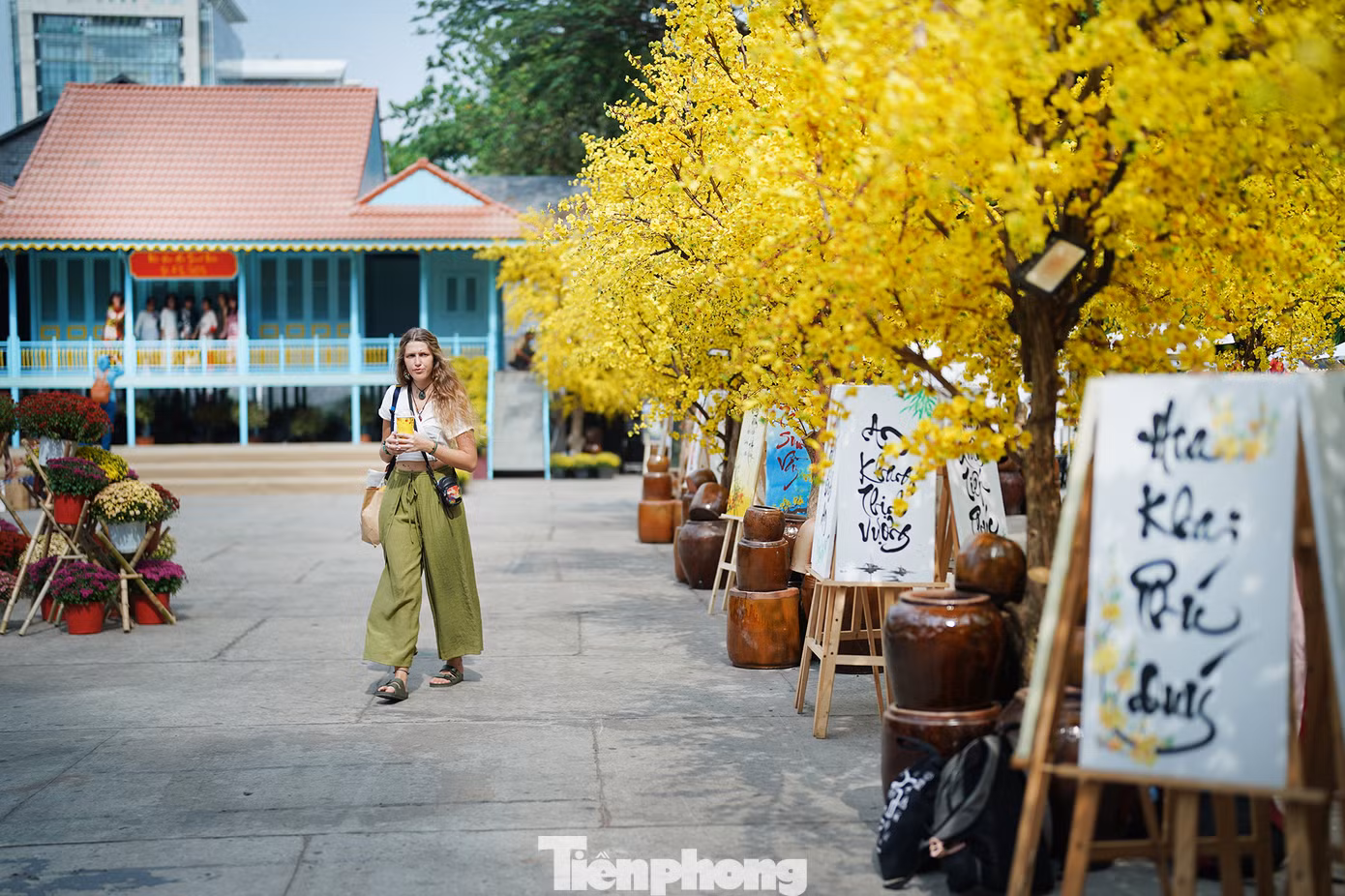 "Tôi không nghĩ mình có một trải nghiệm tuyệt vời về tết cổ truyền ở TPHCM trong lần du lịch này. Thú vị hơn là tôi mới vừa khám phá An Giang về lại gặp phối cảnh nhà sàn ngay giữa trung tâm thành phố này. Sắp tới, mấy người bạn ở đây còn rủ tôi đi ăn đám giỗ bên cồn nữa", chị Elisa, du khách Mỹ chia sẻ. "Tôi không nghĩ mình có một trải nghiệm tuyệt vời về tết cổ truyền ở TPHCM trong lần du lịch này. Thú vị hơn là tôi mới vừa khám phá An Giang về lại gặp phối cảnh nhà sàn ngay giữa trung tâm thành phố này. Sắp tới, mấy người bạn ở đây còn rủ tôi đi ăn đám giỗ bên cồn nữa", chị Elisa, du khách Mỹ chia sẻ.