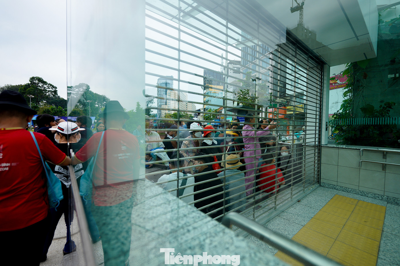 Lúc 9h, lối xuống ga Bến Thành nêm chặt người chờ mở cửa.