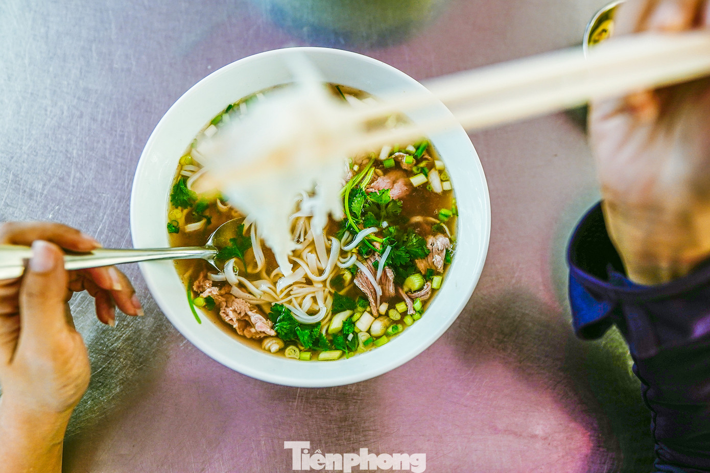 Người khai sinh ra quán phở này là một phụ nữ người Nam Định, di cư vào Sài Gòn từ giữa thập niên 1950. Không rõ bà Dậu có liên quan gì với làng phở Giao Cù nổi tiếng hay không nhưng chắc chắn bà nắm vững tinh hoa của lối nấu phở Bắc. Phở Dậu mang đậm phong cách phở Nam Định, chỉ khác mỗi bánh phở nhỏ chứ không to bản như nguyên gốc. Còn lại quy tắc ninh xương ống bò, dùng nước mắm để nêm nếm, không dùng nước tương, chỉ sử dụng hành hoa và mùi làm rau gia vị, tuyệt đối không chấp nhận giá sống, húng quế, mùi tàu - ngoại trừ chút hành tây... là tuân thủ đúng lối nấu phở Bắc.