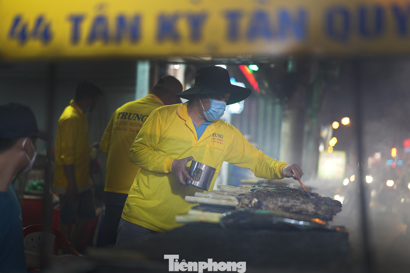 Theo người quản lý cơ sở này, để phục vụ cho ngày vía Thần tài, quán đã chuẩn bị khoảng 1000 con cá lóc làm món nướng mía. Vào dịp ngày vía Thần tài (mùng 10 tháng Giêng âm lịch), các cửa hàng trên đường Tân Kỳ Tân Quý thường chuẩn bị rất nhiều cá lóc nướng mía để phục vụ cho nhu cầu của người dân, đặc biệt là những người làm ăn, buôn bán, với mong muốn cầu tài lộc, may mắn trong năm mới. Món cá lóc nướng mía ở đây có cách chế biến đặc biệt, cá lóc tươi ngon được nướng cùng với mía, tạo ra hương vị ngọt thanh, đậm đà, mang lại cảm giác thịnh vượng, may mắn trong năm mới. Theo người quản lý cơ sở này, để phục vụ cho ngày vía Thần tài, quán đã chuẩn bị khoảng 1000 con cá lóc làm món nướng mía. Vào dịp ngày vía Thần tài (mùng 10 tháng Giêng âm lịch), các cửa hàng trên đường Tân Kỳ Tân Quý thường chuẩn bị rất nhiều cá lóc nướng mía để phục vụ cho nhu cầu của người dân, đặc biệt là những người làm ăn, buôn bán, với mong muốn cầu tài lộc, may mắn trong năm mới. Món cá lóc nướng mía ở đây có cách chế biến đặc biệt, cá lóc tươi ngon được nướng cùng với mía, tạo ra hương vị ngọt thanh, đậm đà, mang lại cảm giác thịnh vượng, may mắn trong năm mới.