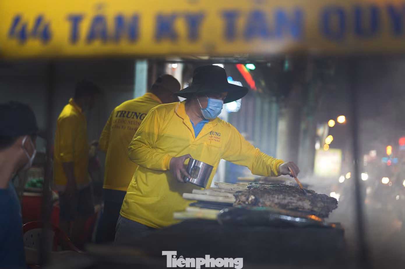 Theo người quản lý cơ sở này, để phục vụ cho ngày vía Thần tài, quán đã chuẩn bị khoảng 1000 con cá lóc làm món nướng mía. Vào dịp ngày vía Thần tài (mùng 10 tháng Giêng âm lịch), các cửa hàng trên đường Tân Kỳ Tân Quý thường chuẩn bị rất nhiều cá lóc nướng mía để phục vụ cho nhu cầu của người dân, đặc biệt là những người làm ăn, buôn bán, với mong muốn cầu tài lộc, may mắn trong năm mới. Món cá lóc nướng mía ở đây có cách chế biến đặc biệt, cá lóc tươi ngon được nướng cùng với mía, tạo ra hương vị ngọt thanh, đậm đà, mang lại cảm giác thịnh vượng, may mắn trong năm mới.