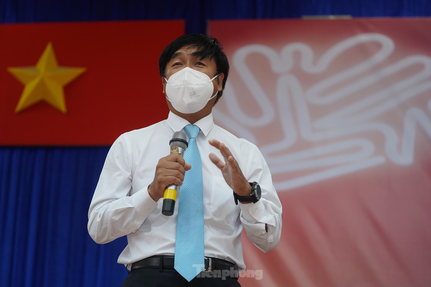 Bác sĩ Nguyễn Minh Mẫn, Trưởng Đơn vị Tâm lý lâm sàng BV Đại học Y dược TPHCM nói, không phải ai cũng dám nói lên tâm sự của mình khi bị trầm cảm. Tất cả các bạn ngồi đây, nếu ai có những cảm xúc chưa tốt, tích cực thì hãy cố gắng nói với bạn thân, những người trong gia đình. Khi cần thiết hơn, các bạn hãy tìm đến các chuyên gia tâm lý. Chúng tôi thường gặp học sinh có những biểu hiện tâm lý căng thẳng và ai cũng có lúc bị stress. Dịch COVID-19 cộng với việc học hành căng thẳng khiến ngày càng nhiều học sinh rơi vào tình trạng trầm cảm. Do đó, ngay từ giờ phút này các bạn hãy cùng kết nối, tận dụng khoảng thời gian còn lại của thời học sinh để lưu giữ những kỷ niệm đẹp.