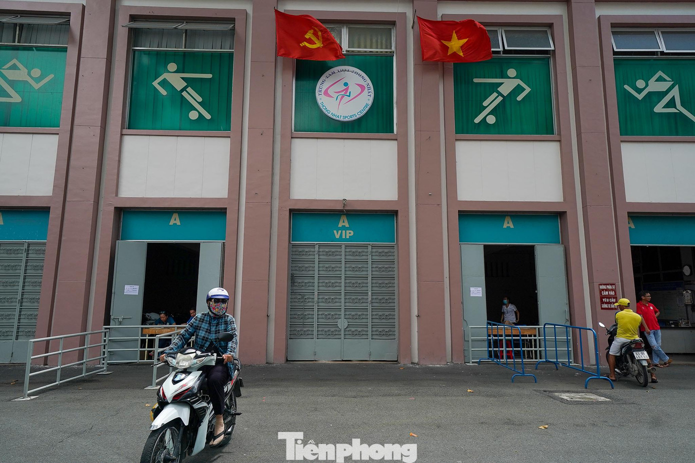 Một vài người hâm mộ đi xe thẳng vào hỏi giá vé. Một vài người hâm mộ đi xe thẳng vào hỏi giá vé.