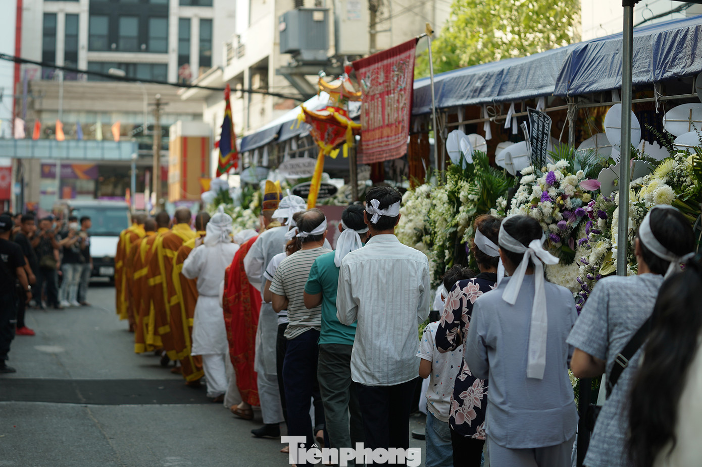 Nói về việc đội ngũ YouTuber và người dân hiếu kỳ gây náo loạn cả khu vực và ùn tắc cục bộ, bà Nguyễn Thị Thu Hà - Chủ tịch UBND phường 1 (quận Phú Nhuận) khẳng định: “Vấn đề an ninh trật tự trên địa bàn phường thì chúng tôi luôn đảm bảo. Chúng tôi đã có sự phân công hết rồi”.