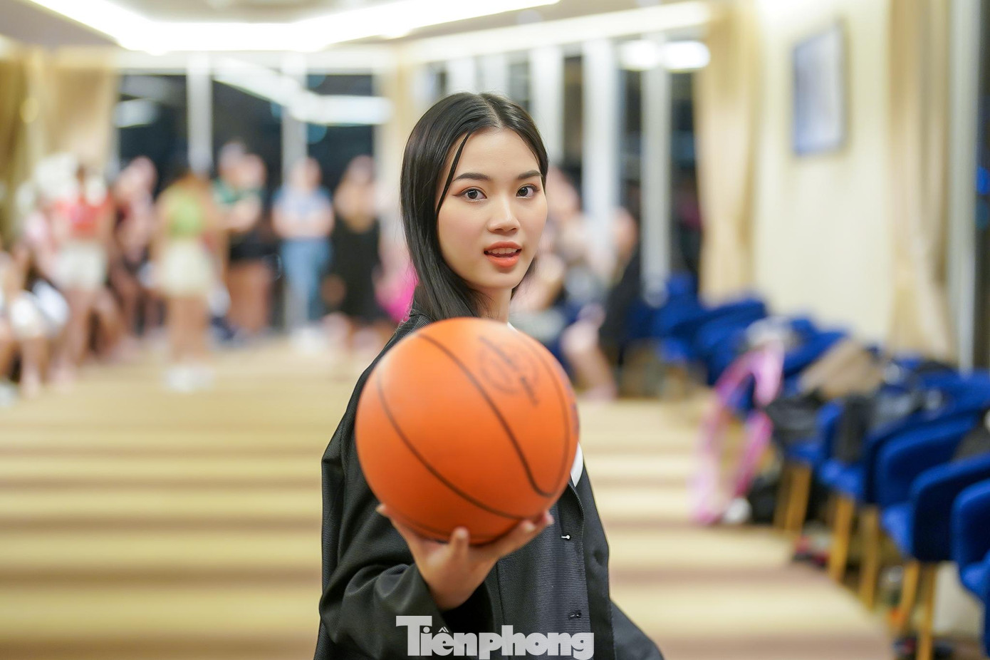 Hoàng Hương Giang với cách tạo dáng nhẹ nhàng trong buổi tập.