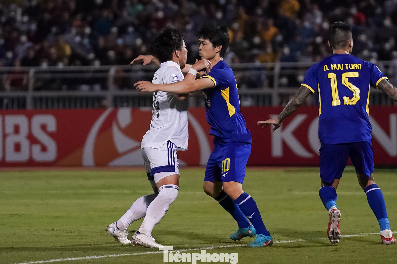 Trong trận gặp Yokohama, Công Phượng có nhiều thời điểm chơi căng thẳng với gương mặt lạnh lùng ở vị trí &quot;hậu vệ&quot;. Đã có lúc bị trọng tài nhắc nhở khi Công Phượng không kiềm chế trước tình huống cầu thủ đội bạn cố tình nằm sân. Sự quyết liệt của Công Phượng là hoàn toàn có cơ sở khi HAGL chơi không lép vế trước đại diện đến từ Nhật Bản mặc dù bị đánh giá thấp hơn.