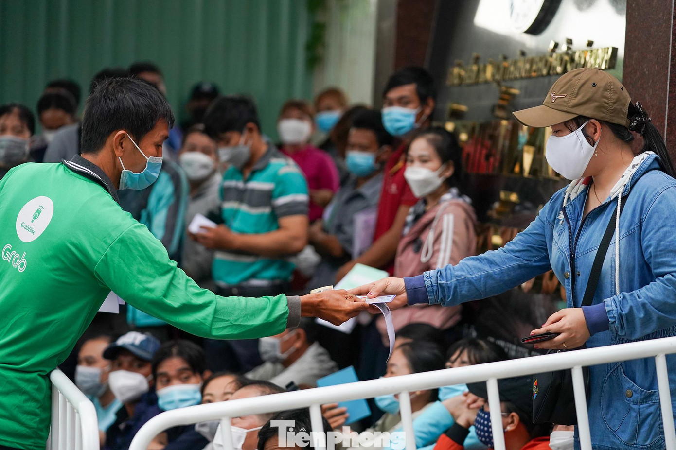 Một bác tài xe ôm công nghệ kiêm luôn chạy photocopy CMND. Mỗi một trường hợp, anh này thu phí 10.000 đồng. Một bác tài xe ôm công nghệ kiêm luôn chạy photocopy CMND. Mỗi một trường hợp, anh này thu phí 10.000 đồng.